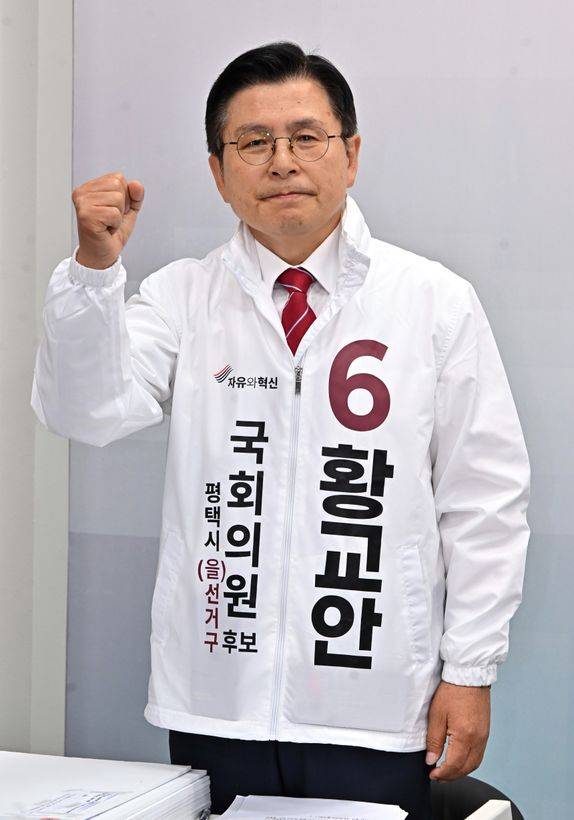 황교안 자유와혁신 후보가 26일 경기 평택시 SK브로드밴드 기남방송에서 열린 평택시선거관리위원회 주최 평택을 국회의원 재선거 후보자 합동토론회에 앞서 기념촬영을 하고 있다. ⓒ뉴시스