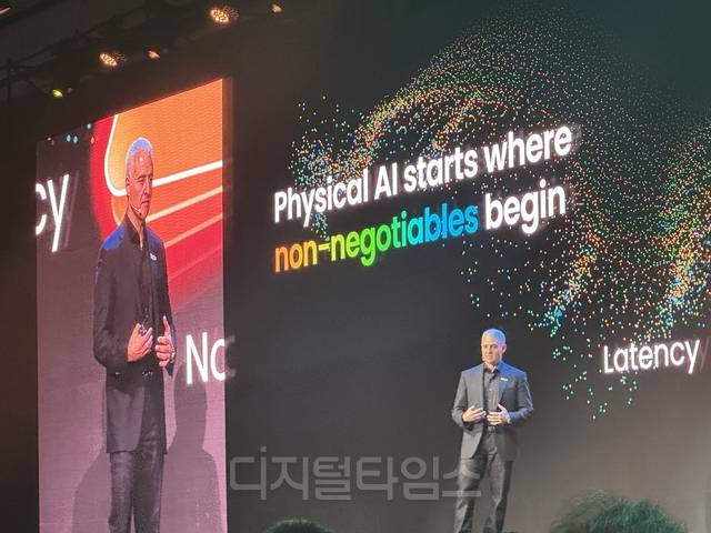 라파엘 소토마요르 NXP 최고경영자(CEO)가 3일(현지시간) 대만 타이베이 난강전시센터에서 열린 컴퓨텍스 2026 기조연설에서 발표하고 있다.