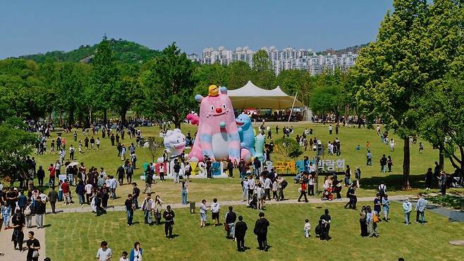 지난달 1일부터 시작한 연휴기간 '서울국제정원박람회'을 방문한 시민들이 잔디광장에 모여있다. 서울시 제공