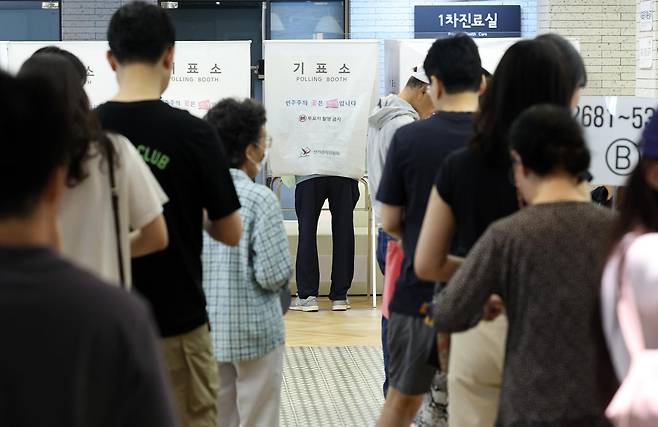 제9회 전국동시지방선거 선거일인 3일 서울 강남구보건소에 차려진 삼성2동 제2투표소에서 유권자들이 투표를 위해 줄지어 대기하고 있다. 뉴시스