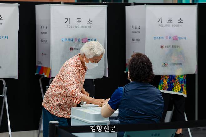 제9회 전국동시지방선거 및 국회의원 재보궐선거일인 3일 서울 용산구 삼광초등학교에 마련된 후암동 제3투표소에서 시민들이 투표하고 있다. 이준헌 기자