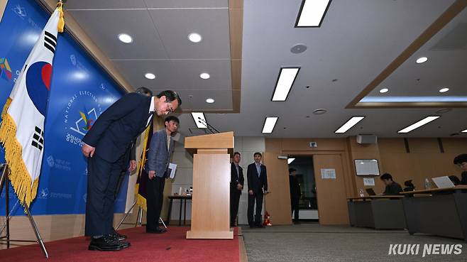 허철훈 중앙선거관리위원회 사무총장, 윤재수 선거정책실장, 이상능 선거1국장이 3일 경기 과천 중앙선관위에서 투표용지 부족 사태 관련 대국민 사과를 하고 있다.