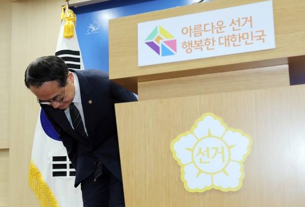 ▲2026년 6월 3일 허철훈 중앙선거관리위원회 사무총장이 6·3 지방선거 본투표일인 3일 경기 과천 중앙선관위에서 투표용지 부족 사태 관련 대국민 사과를 하고 있다.ⓒ연합뉴스