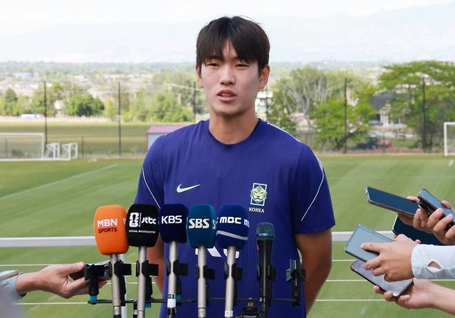 훈련 앞서 인터뷰 나선 조위제 - (헤리먼(유타주)=뉴스1) 임세영 기자 = 대한민국 축구대표팀 조위제가 1일(현지시간) 미국 유타주 헤리먼에 위치한 자이언스뱅크 트레이닝센터에서 훈련에 앞서 인터뷰를 하고 있다. 조위제는 지난 30일 열린 대한민국과 트리니다드 토바고의 평가전에서 부상당한 조유민의 빈자리를 대체한다. 2026.6.2/뉴스1