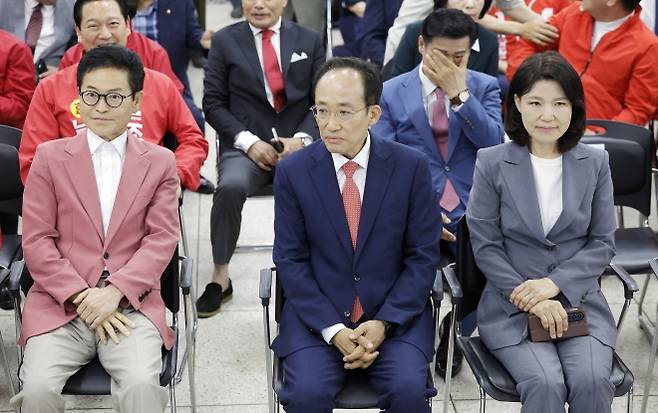 자리에 앉은 추경호-이철우-이진숙 - 국민의힘 추경호 대구시장 후보가 3일 대구 수성구 국민의힘 대구시당에 마련된 개표상황실에서 이철우 경북도지사 후보, 이진숙 대구 달성군 국회의원 후보 등이 자리에 앉아 있다. 2026.06.03. 뉴시스