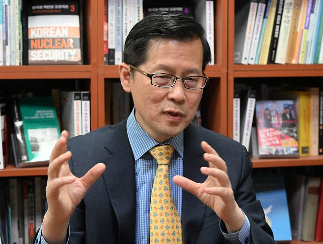 정성장 세종연구소 부소장이 2일 서울경제신문과의 인터뷰에서 북핵 해법을 제안하고 있다. 성형주 기자