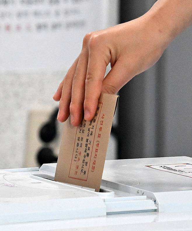 제9회 전국동시지방선거 사전투표 첫날인 5월 29일 서울 용산구 한남동 주민센터에 마련된 사전투표소에서 한 유권자가 투표를 하고 있다. 동아DB