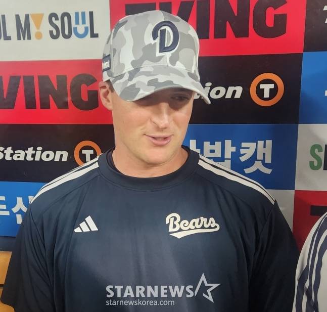 두산 베어스 웨스 벤자민이 2일 서울 잠실야구장에서 열린 한화 이글스와 2026 신한 SOL KBO리그 홈경기에 선발 등판해 승리를 챙긴 뒤 취재진과 인터뷰를 하고 있다. /사진=안호근 기자