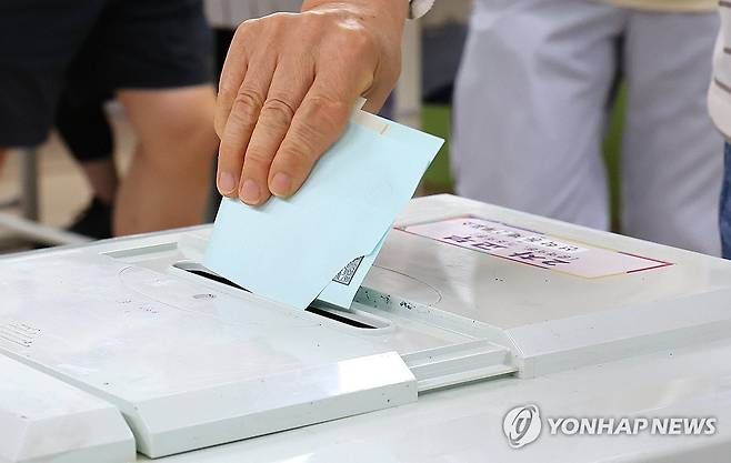 소중한 한 표 (인천=연합뉴스) 임순석 기자 = 제9회 전국동시지방선거 일인 3일 인천 연수구 선학초등학교에 마련된 선학동 제2투표소에서 한 유권자가 투표하고 있다. 2026.6.3 soonseok02@yna.co.kr