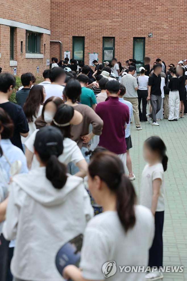 송파구서 투표용지 부족 수백명 대기…투표 중단 (서울=연합뉴스) 김주형 기자 = 6·3 지방선거 본투표일인 3일 서울 송파구 잠실2동 6투표소에서 투표용지 부족으로 유권자들이 대기하고 있다. 2026.6.3 kjhpress@yna.co.kr