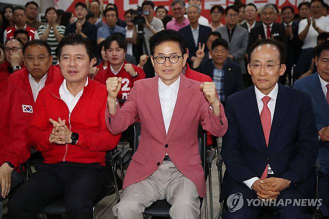밝은 표정의 이철우 (대구=연합뉴스) 김현태 기자 = 제9회 전국동시지방선거 본투표가 치러진 3일 오후 국민의힘 대구시당에서 이철우 경북도지사 후보가 밝은 표정으로 출구조사 결과를 지켜보고 있다. 2026.6.3 mtkht@yna.co.kr