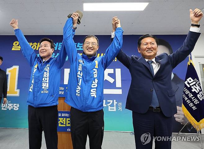 정청래 대표, 김상욱·전태진과 함께 (울산=연합뉴스) 김용태 기자 = 더불어민주당 정청래 대표(오른쪽 첫 번째)가 9일 울산시 남구갑 국회의원 보궐선거에 출마한 전태진 후보(왼쪽 첫 번째) 선거사무소 개소식에 참석해 전 후보, 김상욱 울산시장 후보와 함께 인사하고 있다. 2026.5.9 yongtae@yna.co.kr