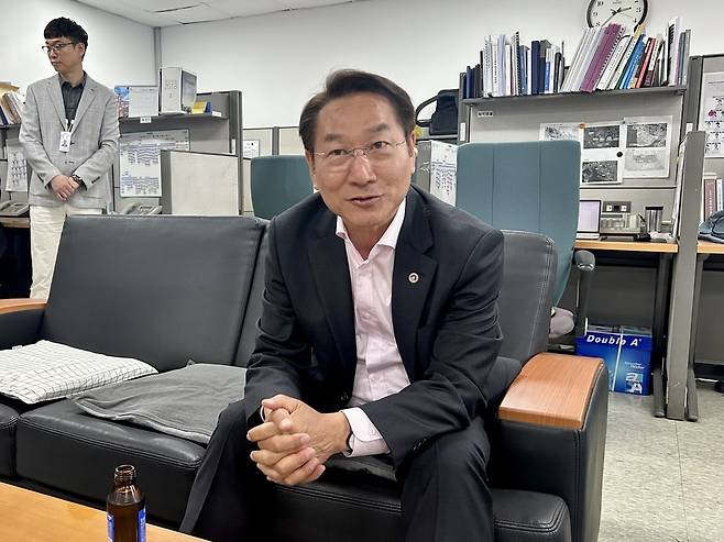 ▲ 유정복 인천시장이 4일 오후 시청 기자실에서 기자들과 만나 선거 소회를 밝히고 있다. /변성원 기자 bsw906@incheonilbo.com