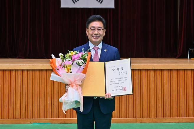 지난 3일 실시된 제9회 전국동시지방선거에서 재선에 오른 전진선 국민의힘 양평군수 후보자가 당선증을 교부받고 포즈를 취하고 있다. 전진선 양평군수 후보 사무소