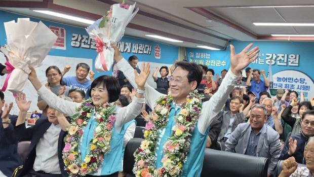 제9회 전국동시지방선거 전남 강진군수에 출마한 무소속 강진원(오른쪽) 후보가 당선 소식을 듣고 배우자와 지지자 등과 함께 기뻐하고 있다. 강진원 당선인 측 제공