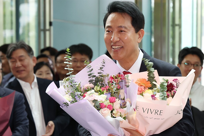 오세훈 서울시장이 4일 서울시청 로비에서 꽃다발을 받은 뒤 기뻐하고 있다. 연합뉴스