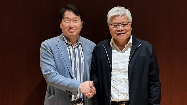 웨이저자(C.C. Wei) TSMC 회장(오른쪽)과 만난 최태원 SK그룹 회장(사진=SK하이닉스)