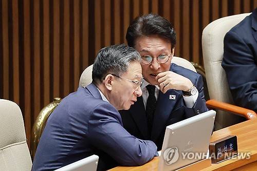 대화하는 국무총리와 법무장관(서울=연합뉴스) 신현우 기자 = 김민석 국무총리와 정성호 법무부 장관이 7일 국회에서 열린 5월 임시국회 제1차 본회의에서 대화하고 있다. 2026.5.7 nowwego@yna.co.kr