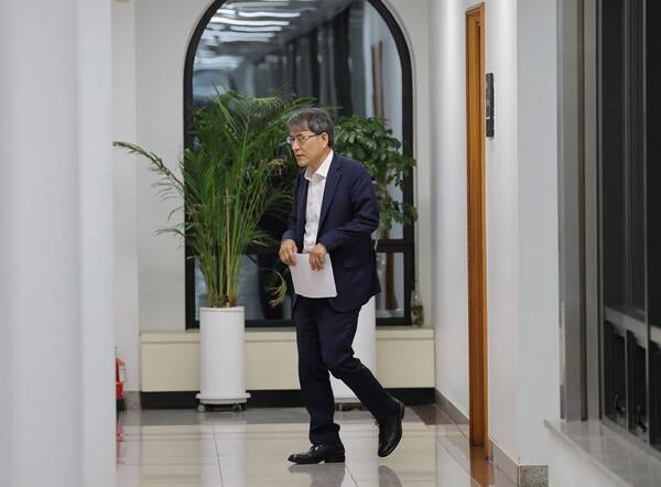 노태악 중앙선거관리위원장이 4일 경기 과천 중앙선관위에서 열린 긴급위원회 회의를 마친 뒤 위원장실로 향하고 있다. 2026.6.4 연합뉴스