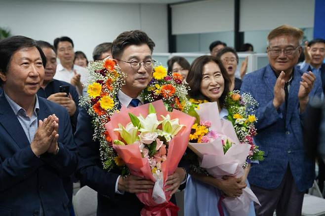 최원용 평택시장 당선인이 당선 확정 후 부인, 지지자들과 기념사진을 찍고 있다.(사진=최원용 캠프)