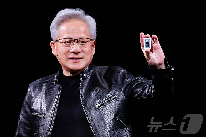 젠슨 황 엔비디아 최고경영자(CEO)가 1일(현지시간) 대만 타이베이 뮤직센터에서 ‘GTC 타이베이’ 키노트 연설을 통해 차세대 AI 칩 'N1X'를 공개하고 있다.2026.6.1 ⓒ 로이터=뉴스1 ⓒ 로이터=뉴스1