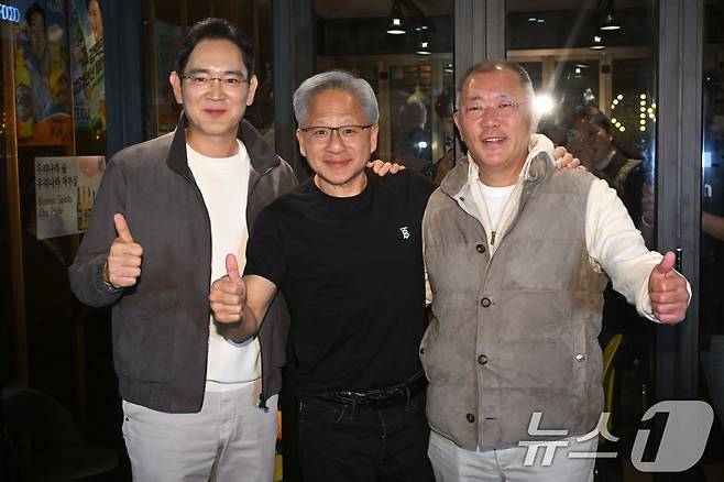 젠슨 황 엔비디아 최고경영자(CEO)가 30일 오후 서울 강남구 삼성역 인근 깐부치킨 매장에서 이재용 삼성그룹 회장, 정의선 현대차그룹 회장과 치킨 회동 후 기념촬영을 하고 있다.(공동취재) 2025.10.30 ⓒ 뉴스1 김진환 기자