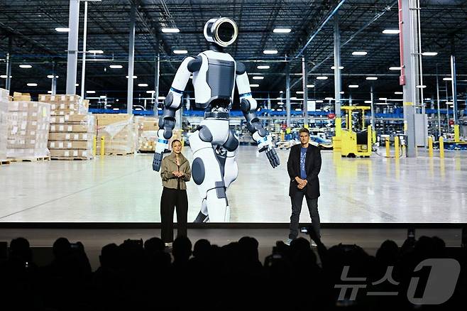 세계 최대 가전·정보기술(IT) 전시회 'CES 2026' 개막을 하루 앞둔 5일(현지시간) 미국 네바다주 라스베이거스 만달레이베이에서 열린 현대차그룹 프레스 컨퍼런스에서 잭 잭코우스키 보스턴다이나믹스 아틀라스 개발 총괄과 아야 더빈 보스턴다이나믹스 휴머노이드 응용전략 담당이 차세대 전동식 아틀라스 개발형 모델을 소개하고 있다. (공동취재) 2026.1.6 ⓒ 뉴스1 황기선 기자