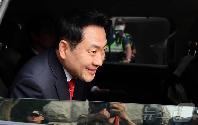 장동혁 국민의힘 대표가 4일 오전 경기 과천 중앙선거관리위원회을 나서며 투표용지 부족 사태와 관련 집회 참가자들에게 인사하고 있다. 2026.6.4 ⓒ 뉴스1 김진환 기자