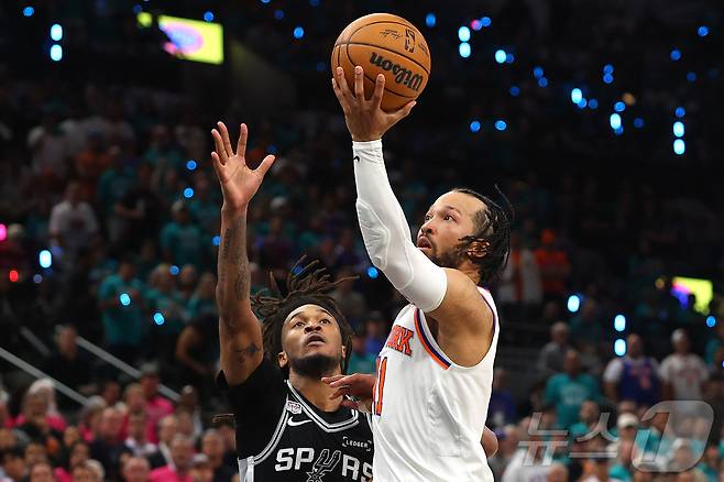 뉴욕 닉스의 '에이스' 제일런 브런슨이 4일(한국시간) 열린 샌안토니오 스퍼스와 2025-26 NBA 파이널 1차전에서 30점을 넣으며 팀의 105-95 승리를 이끌었다. ⓒ AFP=뉴스1