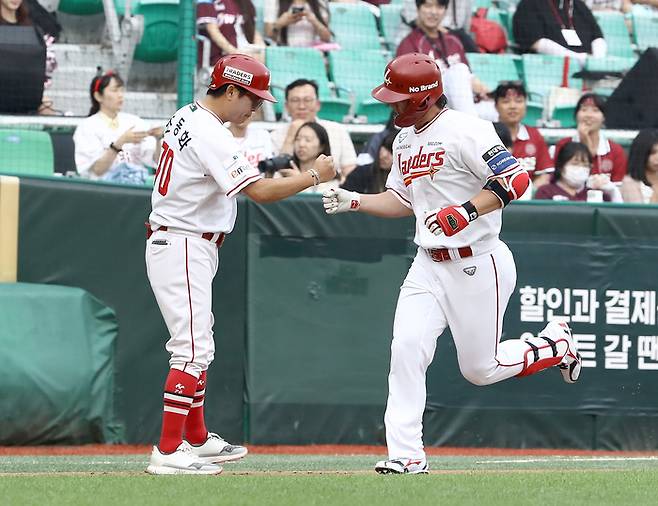 SSG 최정(오른쪽)이 3일 인천SSG랜더스필드에서 열린 2026 KBO리그 키움전에서 선제 홈런을 터뜨린 뒤 베이스를 돌며 조동화 코치와 기쁨을 나누고 있다. 사진 | SSG 랜더스
