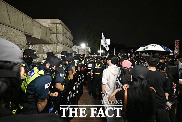 제9회 전국동시지방선거에서 발생한 투표용지 부족 사태로 투표소와 중앙선거관리위원회(선관위) 앞에 시위대가 모여 밤샘 시위를 벌였다. 시위대는 '부정선거', '개표 무효' 등을 외치며 경찰과 대치했다. /송호영 기자