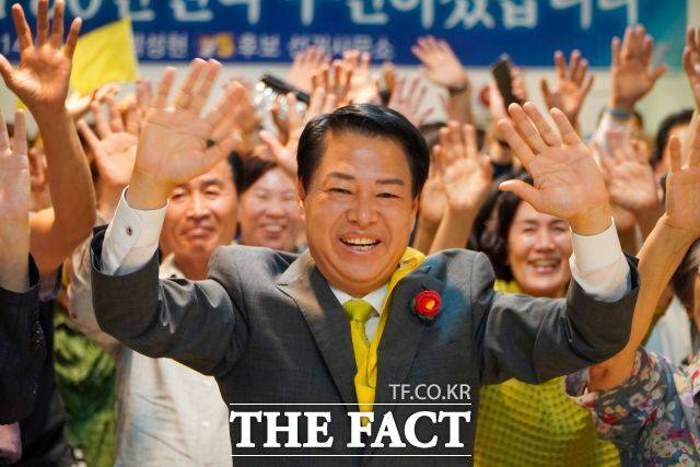 전남 순천고 동문들이 이번 6·3 지방선거에서 두각을 나타냈다. 박성현 광양시장, 조용익 부천시장, 유보화 성동구청장 등 33회 졸업생 3명과 37회 졸업생 손훈모 순천시장 등 모두 4명이다. 사진은 박성현 광양시장 당선인. /김영신 기자