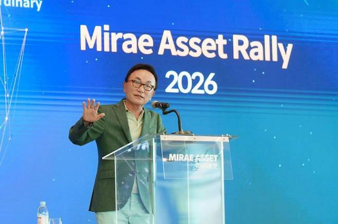 1~3일 강원도 SAGEWOOD홍천에서 열린 ‘Mirae Asset Rally 2026’에서 미래에셋그룹 박현주 회장이 글로벌 ETF 임직원들과 비즈니스 현황을 공유하고 있다. 미래에셋자산운용 제공