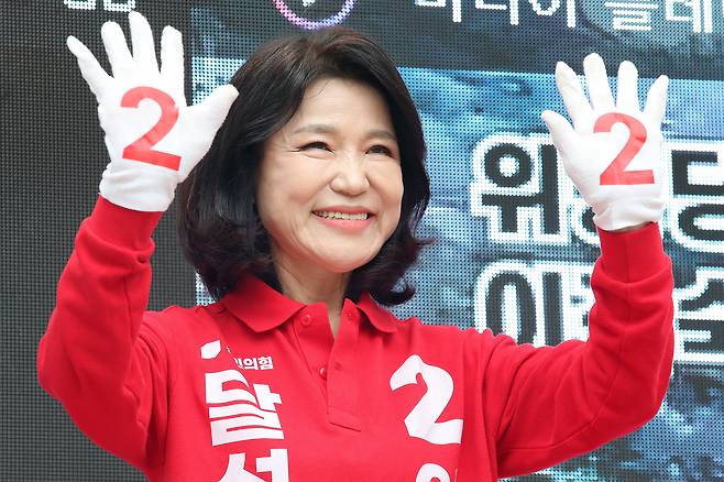 대구 달성군 국회의원 보궐선거에 출마한 이진숙 국민의힘 후보. 사진은 지난달 23일 달성군 다사읍 도시철도 2호선 대실역 만남의 광장에서 지지를 호소하는 모습./뉴스1