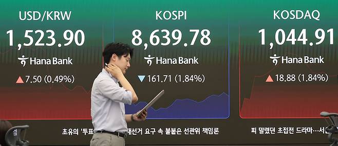 (서울=뉴스1) 권현진 기자 = 4일 오전 서울 중구 하나은행 본점 딜링룸 전광판에 원·달러 환욜이 표시되고 있다. 이날 환율은 미국과 이란의 군사적 충돌 재개에 강달러 기조가 강해지며 달러·원 환율이 1530원까지 치솟았다. 코스피는 전 거래일 대비 177.67포인트(2.02%) 내린 8,623.82로 출발했다. 코스닥은 전장보다 9.05포인트(0.88%) 오른 1,035.08에 개장했다. 2026.6.4/뉴스1