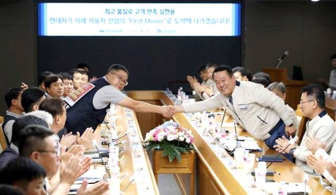 현대차그룹의 노사관계를 개선하는 작업은 2004년 경영층의 핵심 개혁 과제 중 하나였다. 사진은 2023년 9월 20일 현대차 노사가 무분규 5년을 기록하며 임금 및 단체협약 조인식을 갖는 모습./뉴스1