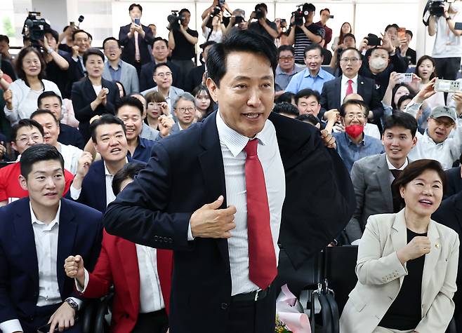 6·3 지방선거에서 당선된 오세훈 국민의힘 서울시장 후보가 4일 서울 종로구 선거사무소에서 겉옷을 벗고 있다./뉴스1