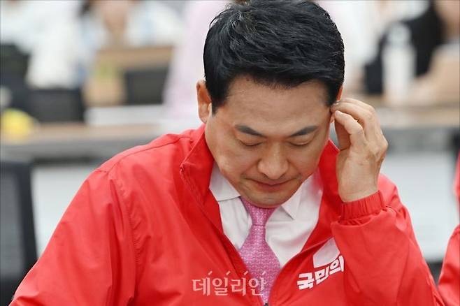장동혁 국민의힘 대표가 3일 오후 서울 여의도 국민의힘 중앙당사에 마련된 국민의힘 개표상황실에서 제9회 전국동시지방선거 개표방송 출구조사 결과를 시청하고 있다. ⓒ데일리안 홍금표 기자