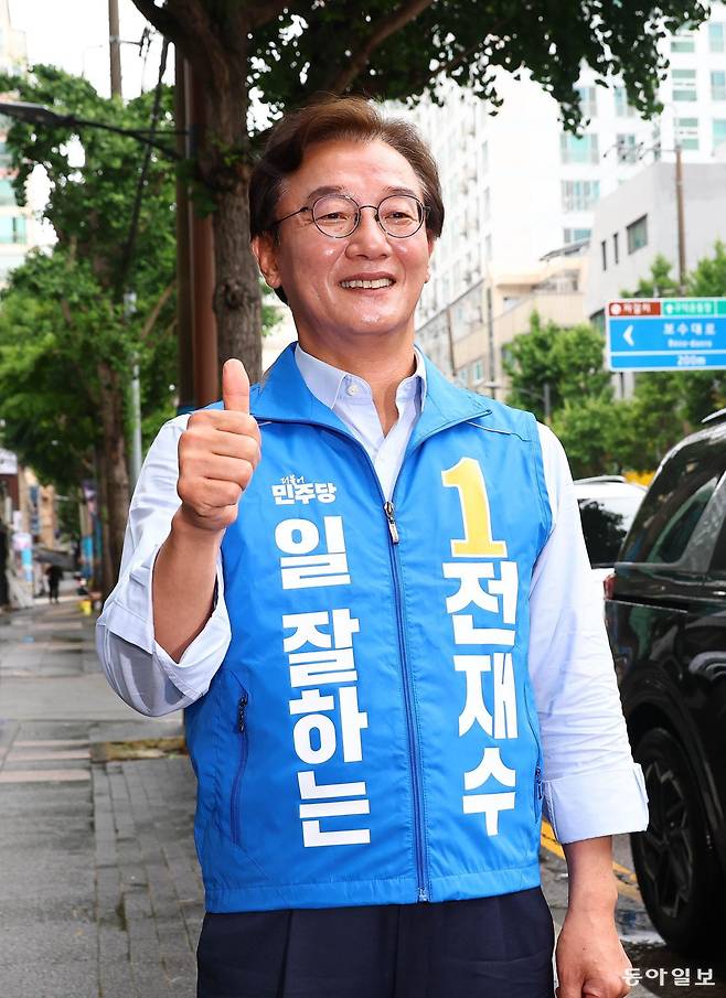 전재수 부산시장 후보가 2일 부산 중구 부평동에서 선거 마지막 표심 잡기에 나서고 있다. 전영한 기자 scoopjyh@donga.com