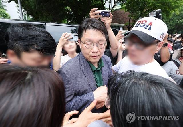 김범진 서울시선관위 사무처장이 4일 서울 송파구 잠실7동 제2투표소로 들어가려다 투표함 반출을 막는 시민들의 제지를 받고 있다. 연합뉴스