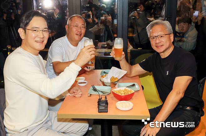 젠슨 황 엔비디아 최고경영자(CEO)가 지난해 10월 30일 오후 서울 강남구 삼성역 인근 깐부치킨 매장에서 이재용 삼성그룹 회장, 정의선 현대차그룹 회장과 치킨 회동했다. 김민수기자 mskim@etnews.com