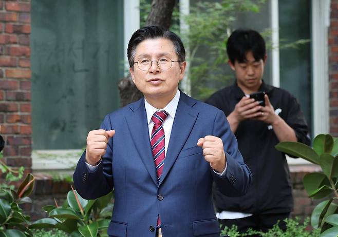 황교안 자유와혁신 대표가 4일 오전 투표용지 부족 사태가 발생한 서울 송파구 잠실7동 제2투표소 앞에서 구호를 외치고 있다. 뉴스1