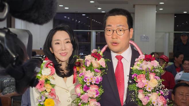 막판 대역전극을 펼친 이동석(오른쪽)충주시장 당선자가 당선 소감을 밝히고 있다. 이동석 후보 캠프 제공.