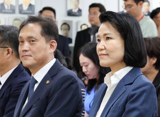 대구 달성에 출마해 당선이 유력한 이진숙(오른쪽) 국민의힘 후보과 울산 남갑에서 고전을 면치 못하고 있는 김태규 국민의힘 후보. 뉴스1