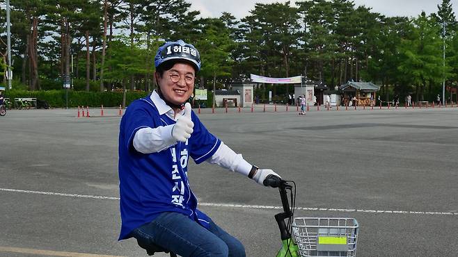 허태정 더불어민주당 대전시장 후보가 지난달 25일 대전 엑스포시민광장에서 선거운동원들과 공유자전거 '타슈'를 타고 유세하고 있다. 허태정 캠프 제공. 재판매 및 DB금지. 뉴스1