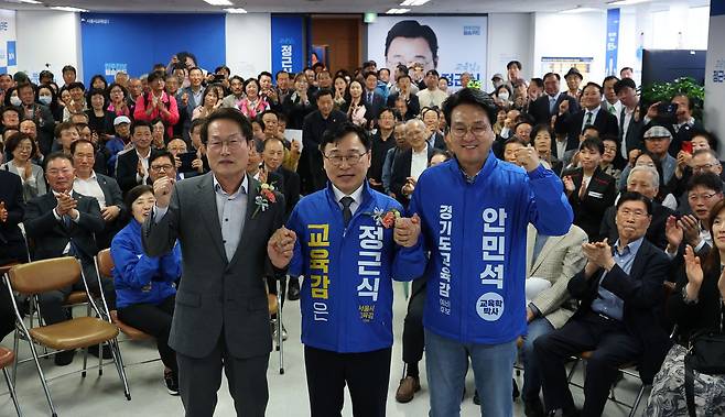 지난달 7일 서울 종로구에서 조희연 전 서울교육감(왼쪽부터), 정근식 서울교육감 후보, 안민석 경기교육감 후보 등이 기념촬영을 하고 있다. 연합뉴스