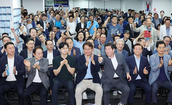 제9회 전국동시지방선거일인 3일 오후 부산시장 출구조사 결과 전재수 부산시장 당선인이 박형준 국민의힘 후보를 이기는 것으로 나타나자 캠프 관계자들이 기뻐하고 있다. 송봉근 객원기자