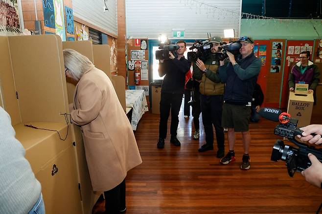 지난달 9일(현지시간) 보궐선거가 열린 호주 뉴사우스웨일스주 진데라의 한 투표소에서 무소속 후보 미셸 밀소프(왼쪽)가 투표용지에 기표하고 있다. 사진은 기사 내용과 무관. AFP=연합뉴스