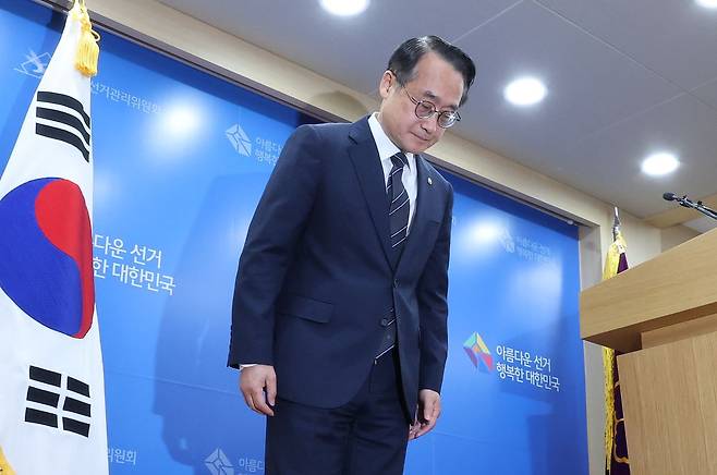 허철훈 중앙선거관리위원회 사무총장이 6·3 지방선거 본투표가 실시된 3일 경기 과천 중앙선관위원회에서 서울 송파구 등 일부 투표소에서 벌어진 투표용지 부족 사태와 관련해 대국민 사과를 하고 있다. 뉴스1