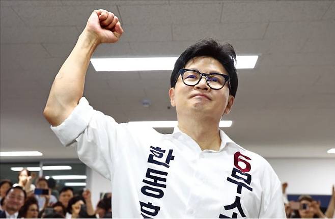 한동훈 무소속 부산 북구갑 국회의원 후보가 4일 새벽 당선이 확정되자 주먹을 들어올리고 있다. /뉴스1